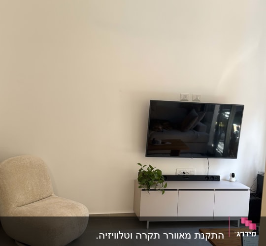 מאוורר תקרה מותקן בחדר מגורים עם טלוויזיה ורהיטים